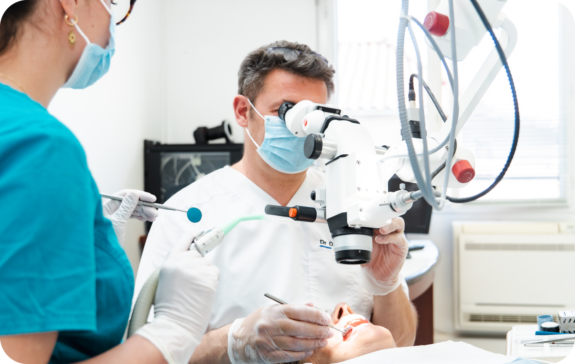 microscope endodontique au cabinet dentaire à Villié Morgon